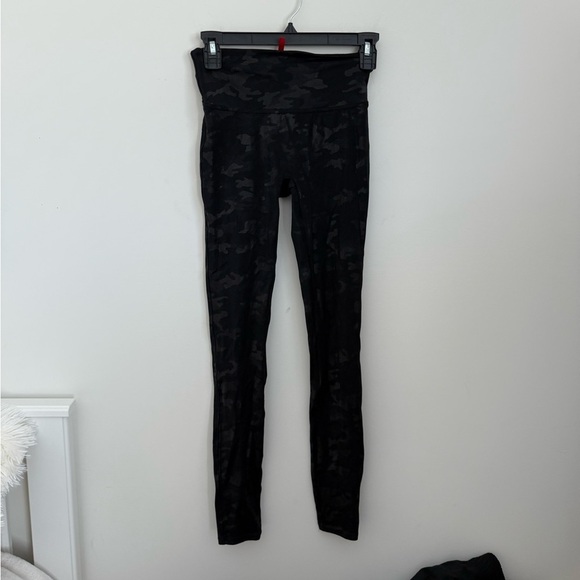 SPANX Faux Leather Camo Black Leggings SMALL - Picture 2 of 5